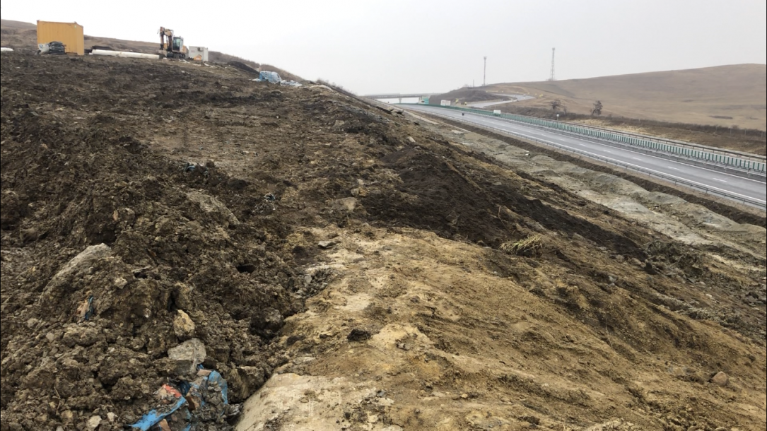 VIDEO | O bucată de autostradă din judeţul Cluj, recent inaugurată, la un pas să fie acoperită de un mal de pământ