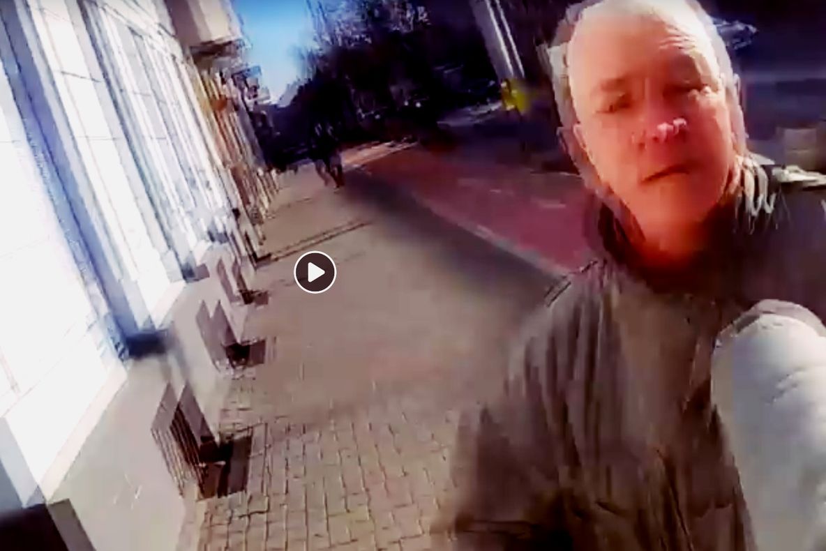 VIDEO | Tânăr pe trotinetă bătut de un bărbat care se plimba pe pista de biciclete