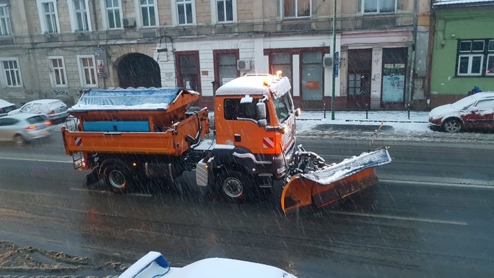 Intervenții pe drumurile județene pentru înlăturarea efectelor căderilor de zăpadă și ale poleiului