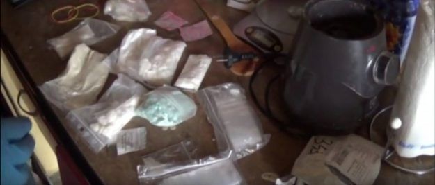 Bărbat prins pe stradă cu 5 pliculeţe cu droguri la el