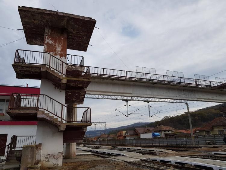 CFR SA va reabilita pasarela pietonală din Gara Gherla