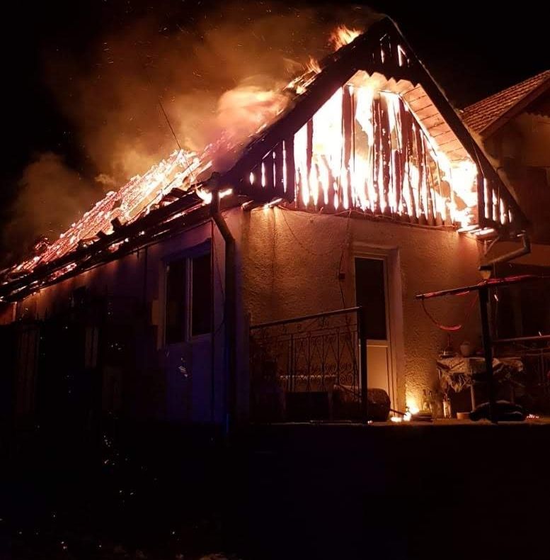 VIDEO | O casă a fost distrusă de flăcări în Cluj-Napoca