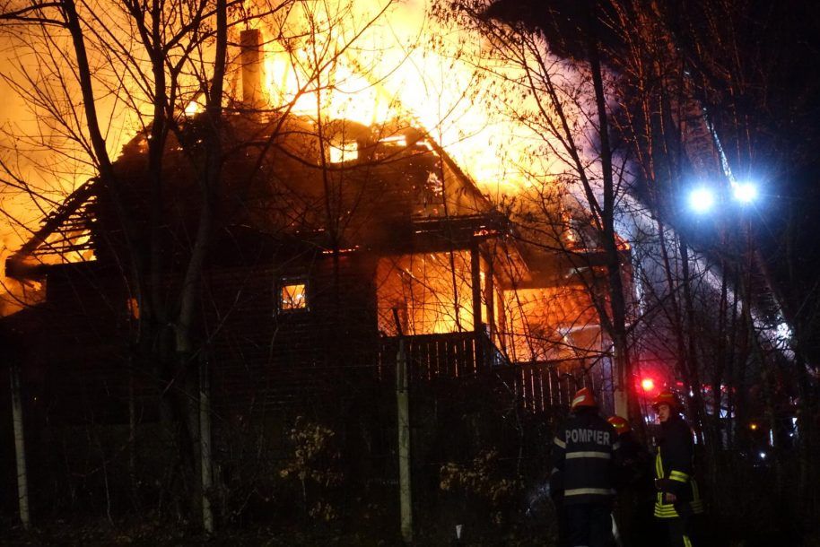 VIDEO | Incendiu violent la Muzeul Etnografic din Cluj! Pompierii au luptat peste trei ore cu flăcările