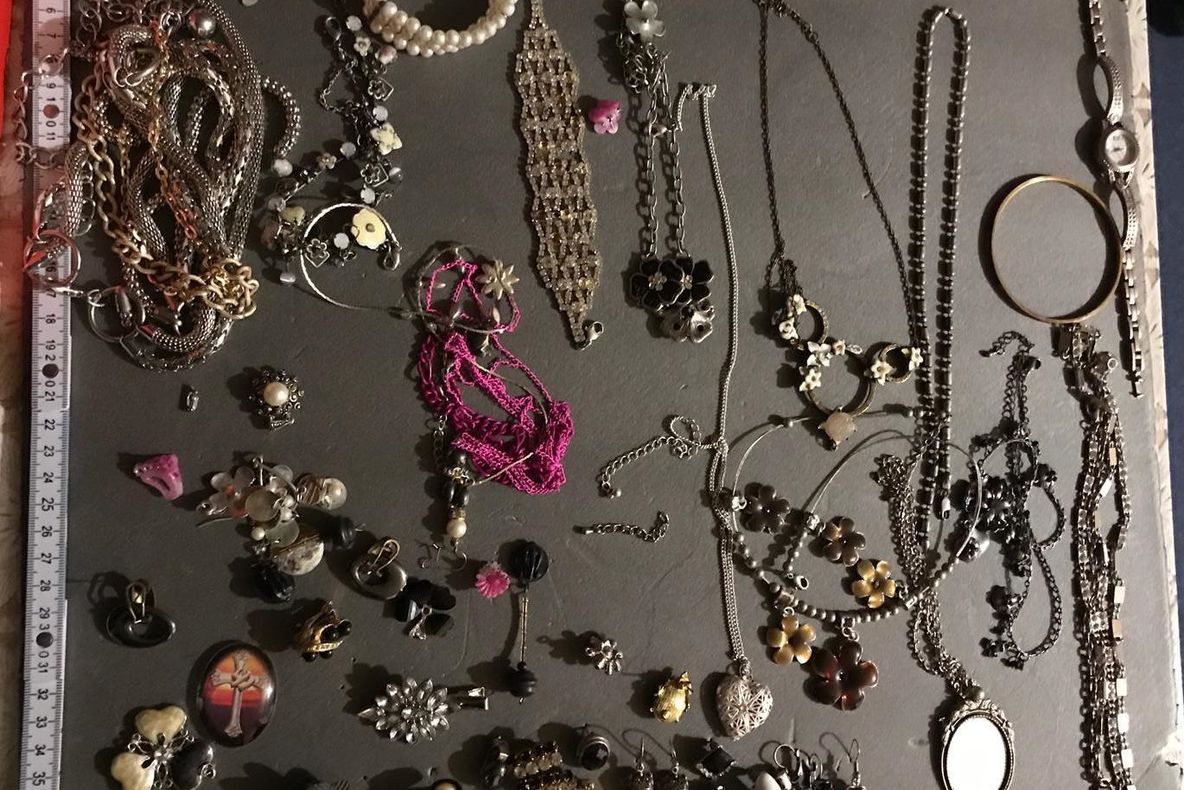 FOTO | Doi bărbaţi reţinuţi de poliţişti! Sunt acuzaţi că au furat bani şi bijuterii din mai multe locuinţe