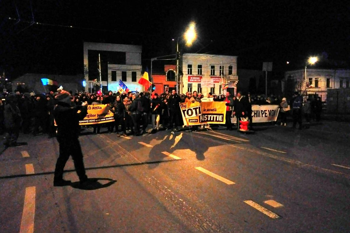 Protest la Cluj după ce Legile Justiţiei au fost modificate, din nou, prin Ordonanţă de Urgenţă