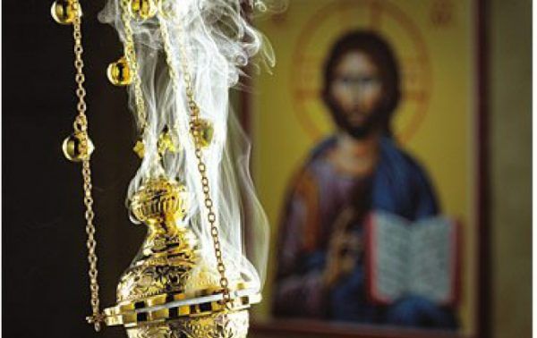 O femeie a ajuns la spital după ce i s-a făcut rău la biserică din cauza mirosului de tămâie