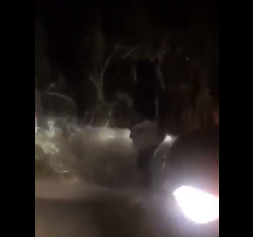 VIDEO | Tânără din Cluj bătută cu bestialitate de un bărbat, în timp ce prietenii lui filmau