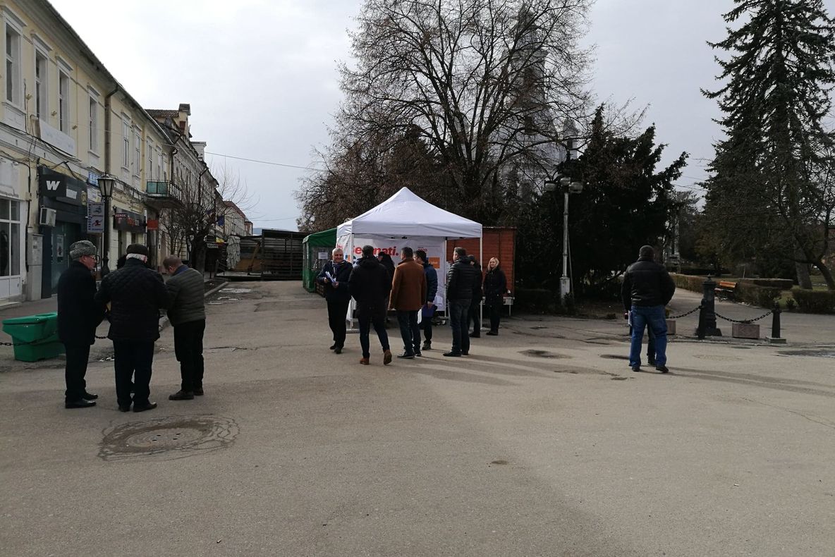 Alianţa 2020 USR PLUS strânge semnături la Gherla pentru alegerile europarlamentare
