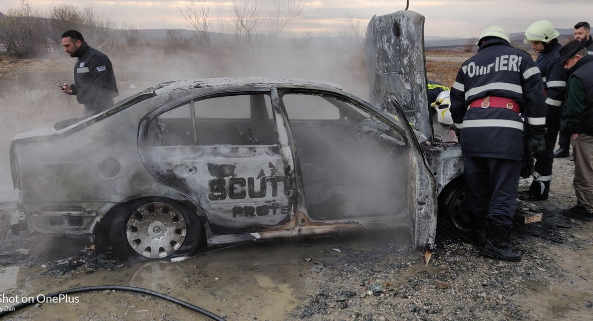 FOTO | Maşină distrusă de flăcări pe Autostrada Transilvania