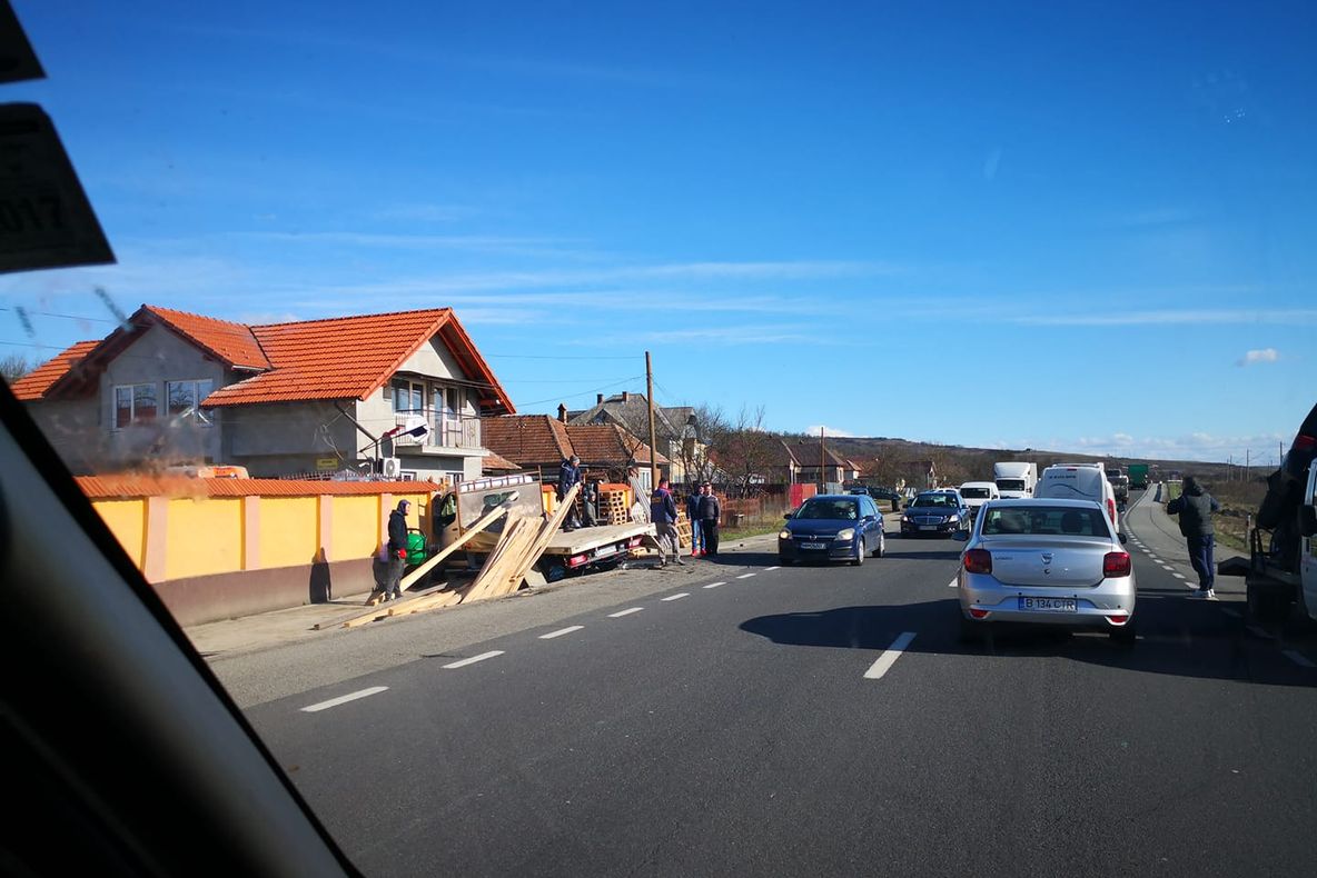 FOTO | Accident în Livada! Impact între două autoutilitare