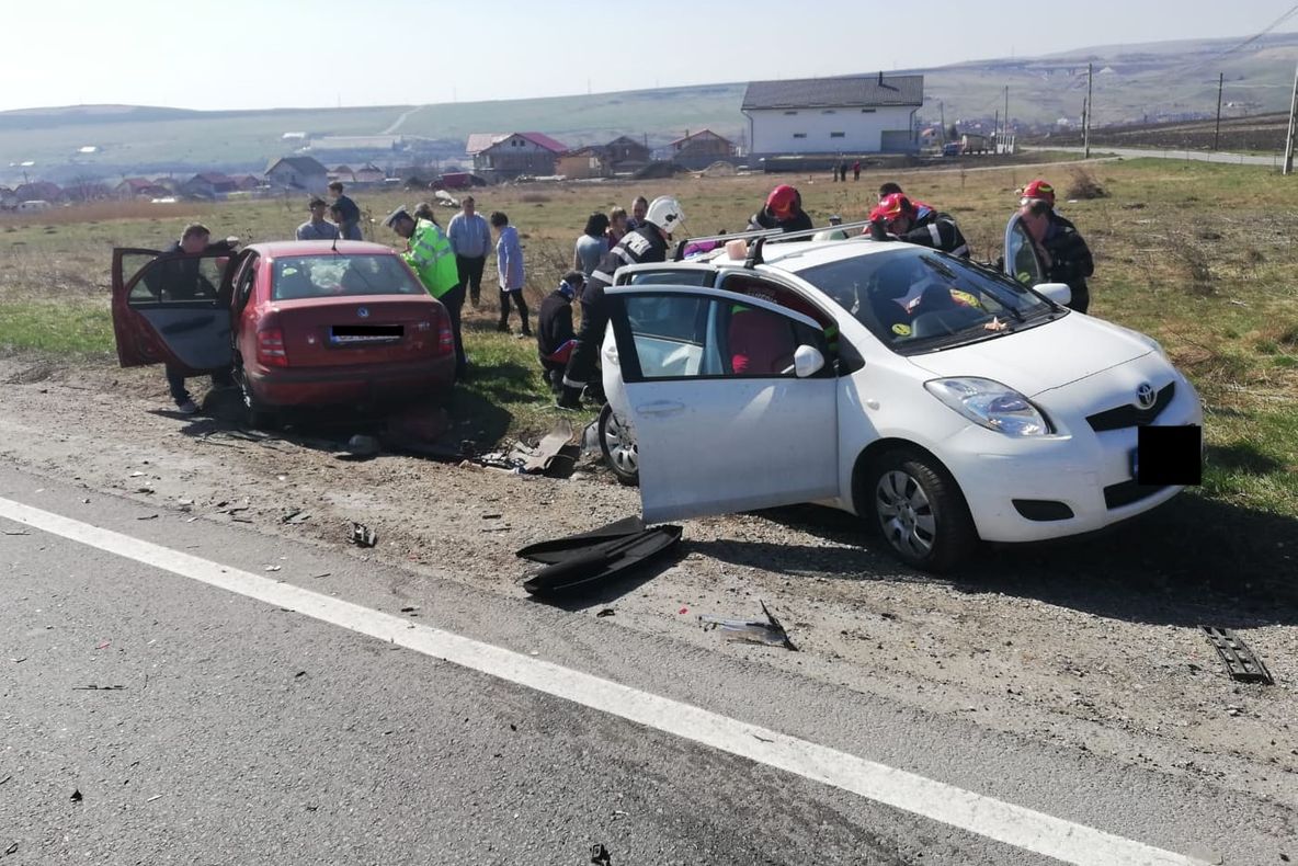 FOTO | Accident rutier în judeţul Cluj! Cinci oameni au ajuns la spital