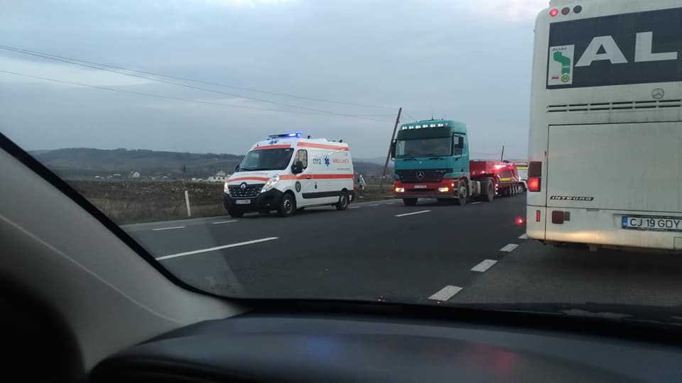 FOTO | Accident între Gherla şi Cluj! Patru persoane au fost rănite