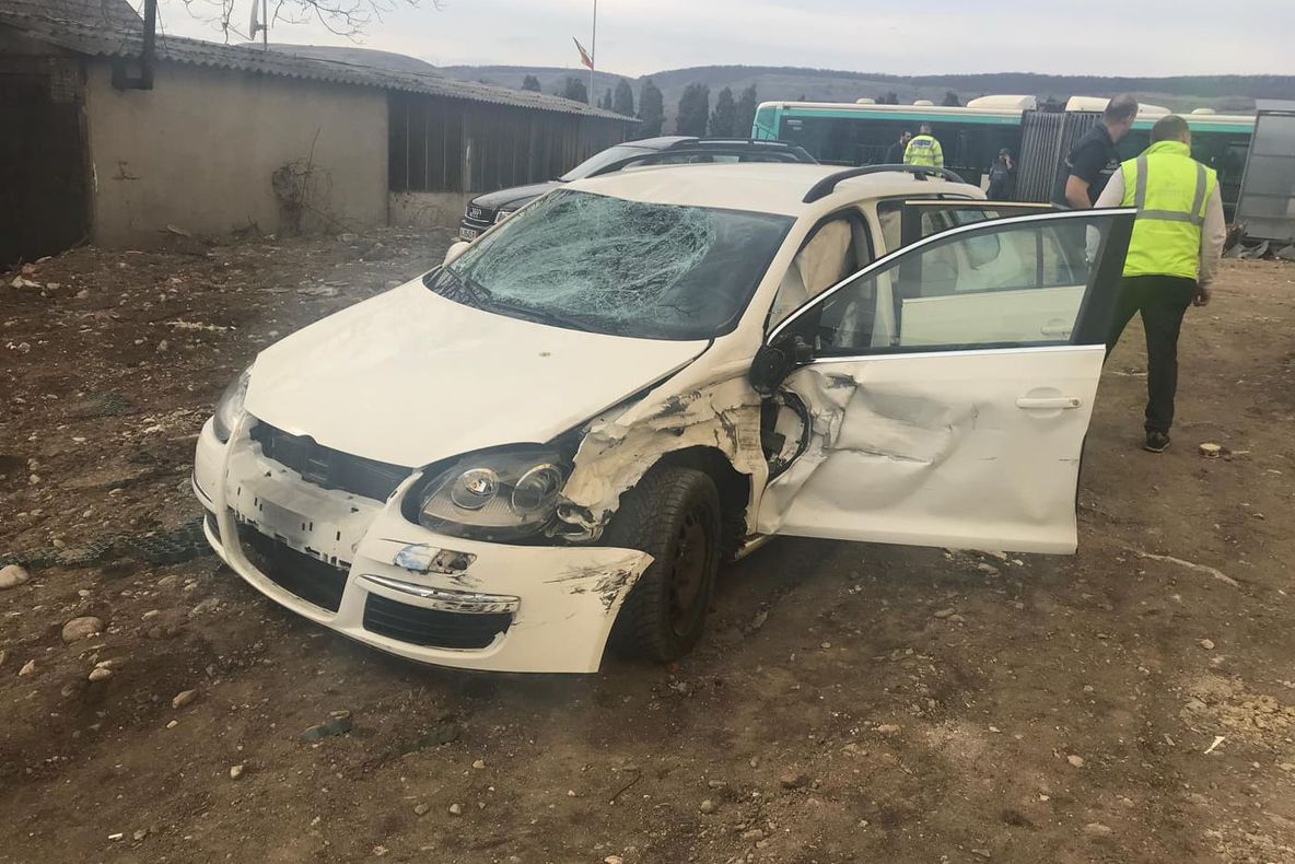 FOTO | Accident în Floreşti! Băiat de 17 ani lovit de maşină, chiar după ce a coborât din autobuz