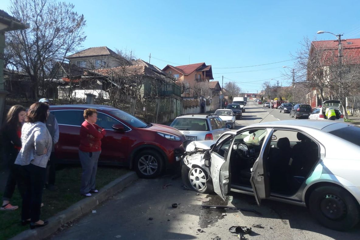 FOTO | Accident cu trei maşini pe o stradă din Cluj provocat de un şofer beat
