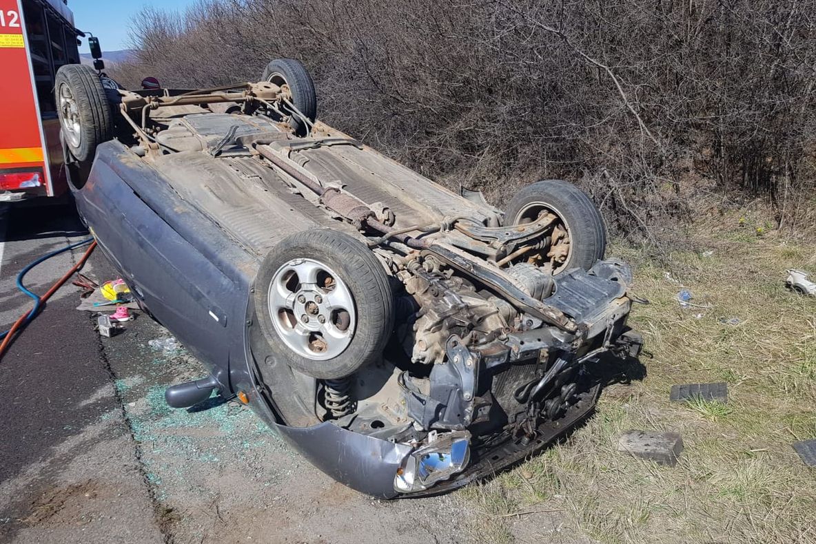 FOTO | O şoferiţă s-a răsturnat cu maşina! Aceasta, dar şi doi copii au fost răniţi