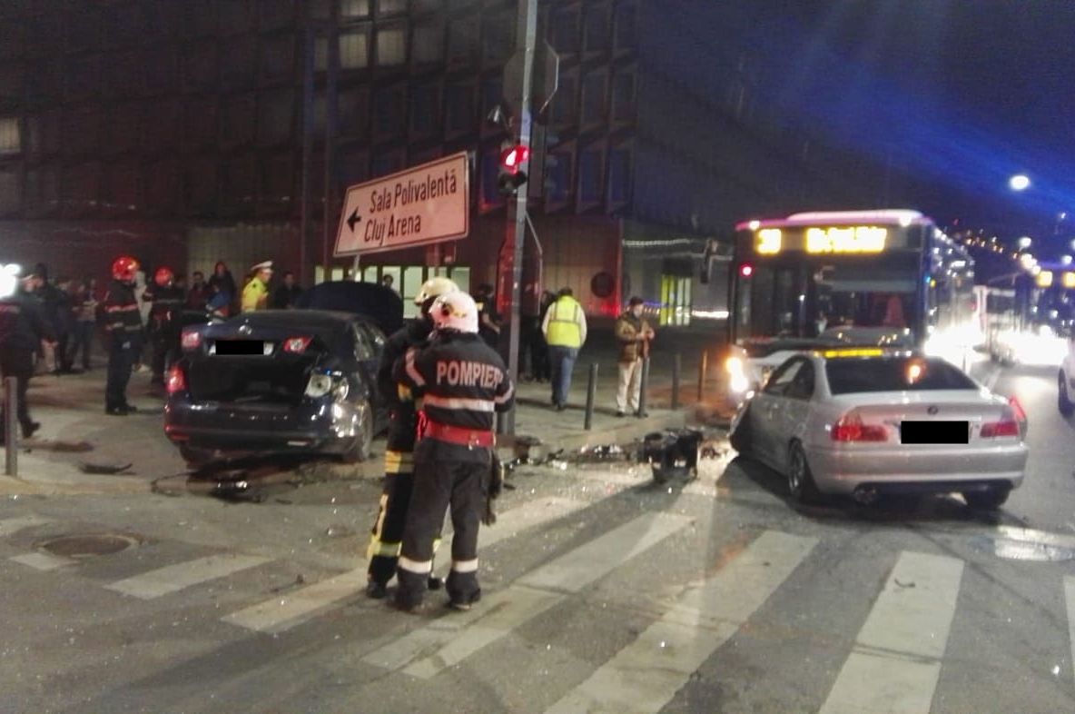 FOTO | Grav accident în Cluj! Trei pietoni răniţi după impactul dintre trei maşini