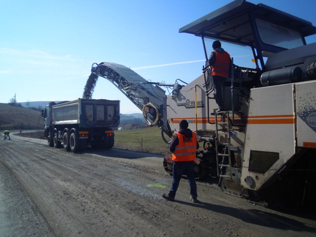 FOTO | Au fost reluate lucrările pe drumul județean Luna de Sus – Vlaha – Săvădisla – Săcel – Băişoara – Iara – Buru