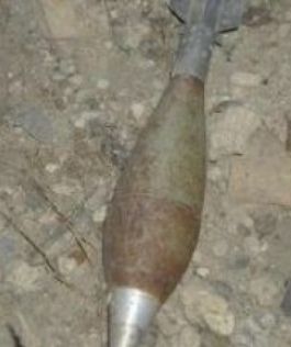 O bombă de aruncător a fost găsită de niște copii lângă Săndulești