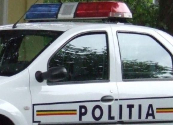 Mașină răsturnată în urma unui impact cu un microbuz în Vâlcele.