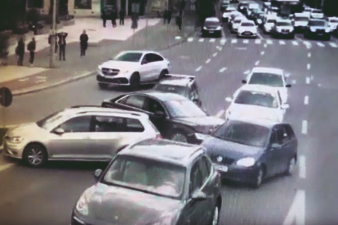 Accident cu patru maşini în Cluj! Două persoane au fost rănite (VIDEO CAMERE de SUPRAVEGHERE)