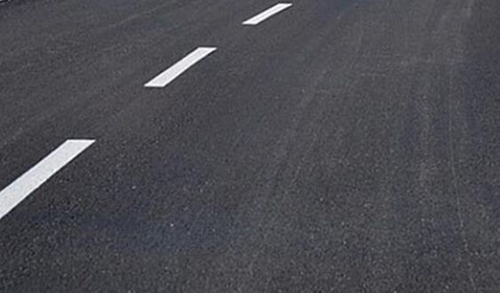 S-au demarat lucrările de asfaltare pe drumul de la Căianu