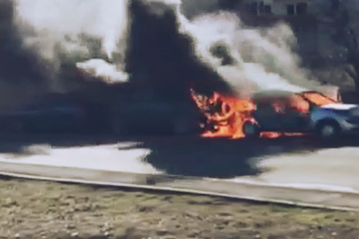 VIDEO | Incendiu violent în Cluj! Două maşini au fost distruse de flăcări