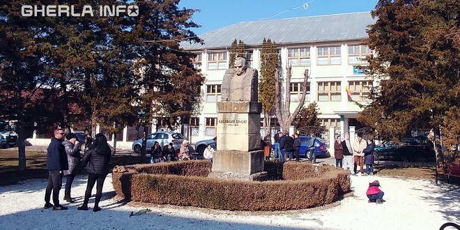 Zeci de părinți din Gherla şi-au petrecut noaptea în frig pentru a prinde un loc într-o clasă "Step by step"