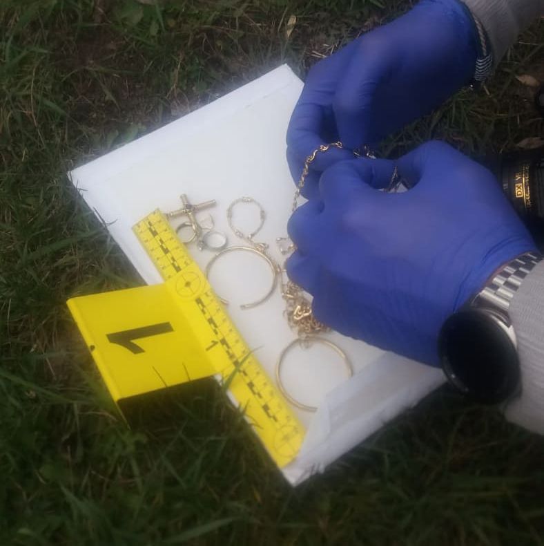 FOTO | Bijuterii în valoare de 22.000 de lei furate dintr-un apartament din Cluj