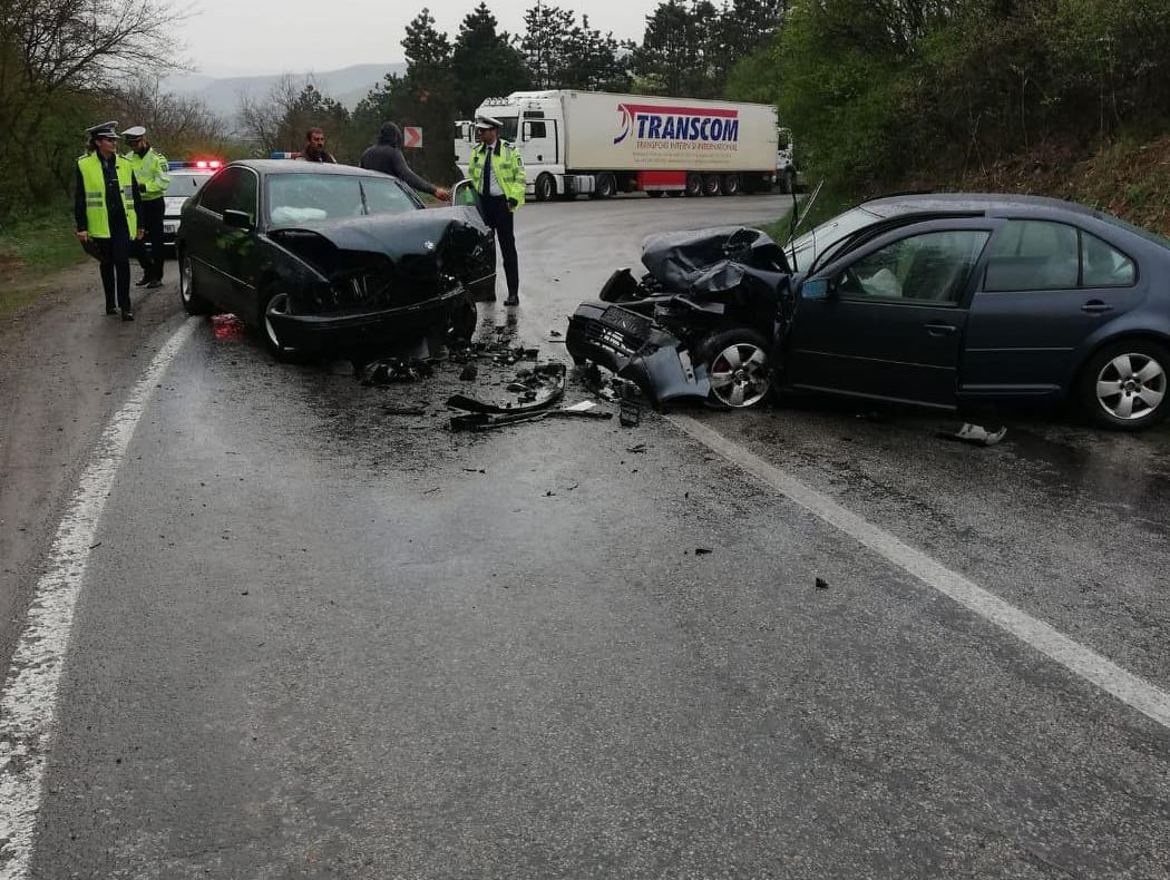 VIDEO | Grav accident în Cămăraşu! Şase persoane au fost rănite după impactul dintre două maşini