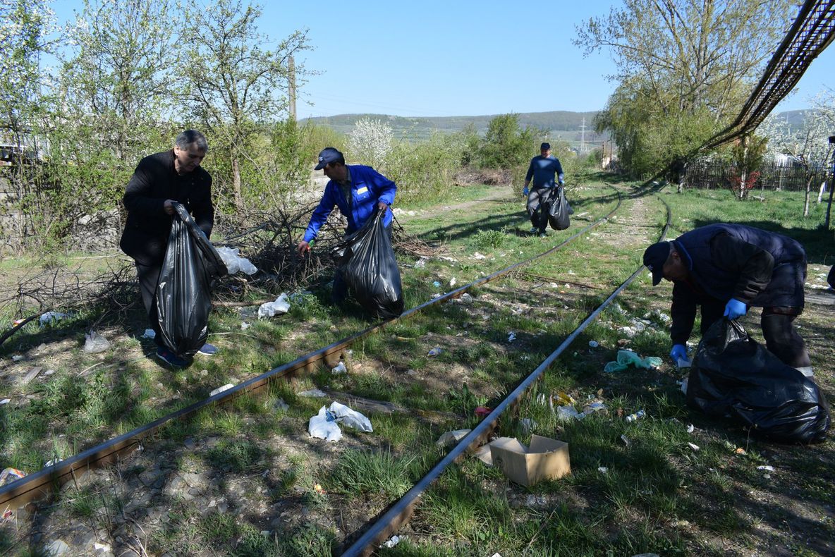 FOTO | Primăria Dej a scos asistaţii sociali la o amplă acţiune de ecologizare