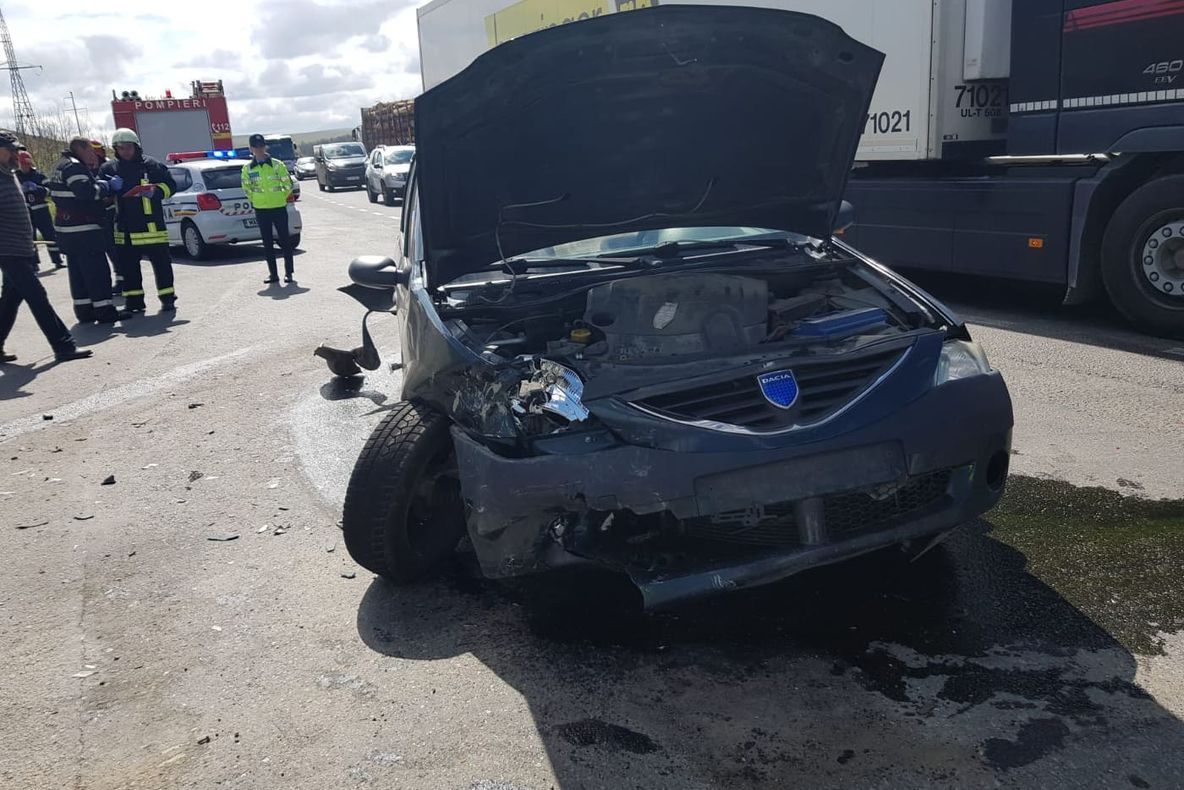 FOTO | Două persoane rănite într-un accident rutier! O maşină a ajuns în şanţ