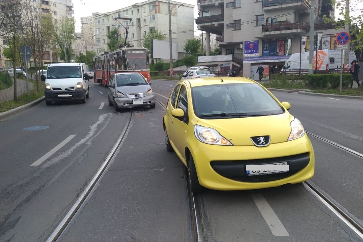 FOTO | Accident în Cluj! Trei copii au fost răniţi după impactul dintre două maşini