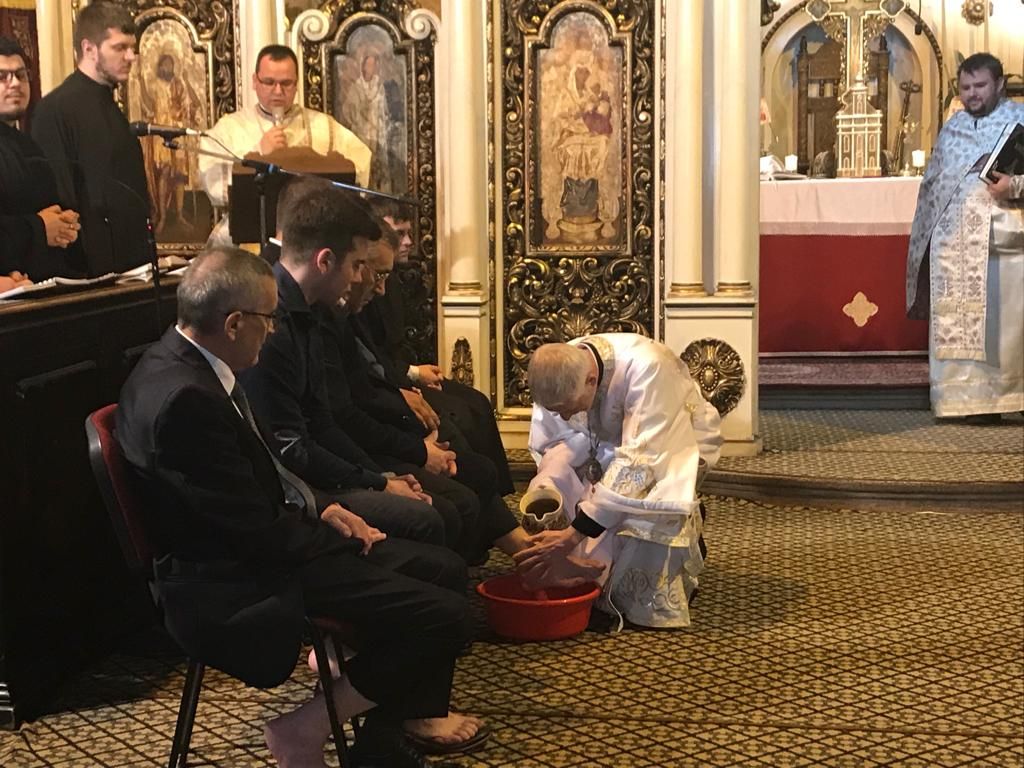 Episcopul greco-catolic de Cluj-Gherla a spălat picioarele unor studenți și preoți