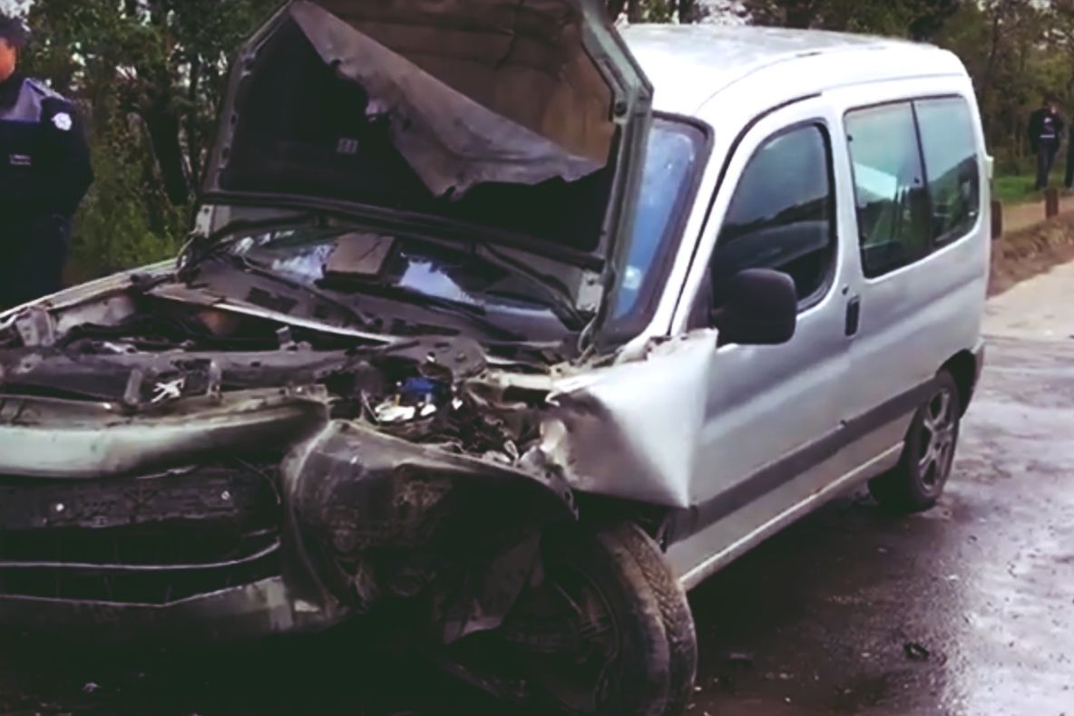 VIDEO | Accident grav în Cluj: Patru răniţi după impactul frontal dintre două maşini