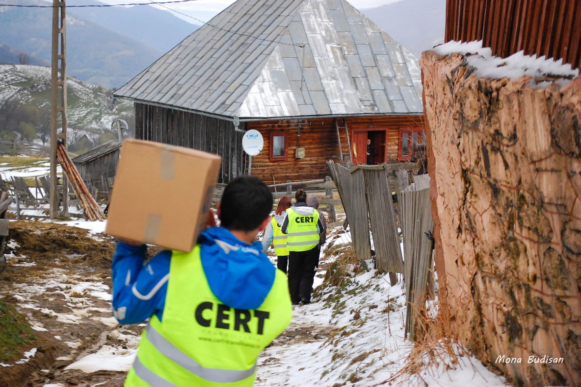 130 de familii izolate din Munții Apuseni primesc alimente de Paști de la salvatorii voluntari CERT