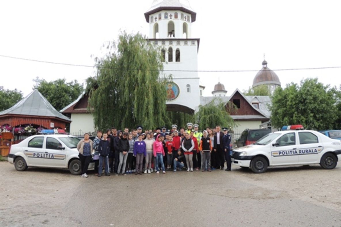 Copiii de la Asociația Sfânta Veronica Dumbrava, vizitați, în prag de Paște, de elevii Școlii de Agenți de Poliție