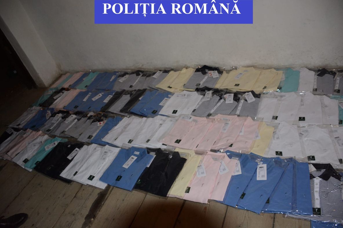 FOTO | Produse contrafăcute, în valoare de 80.000 de euro, confiscate după percheziţii în Cluj şi Floreşti