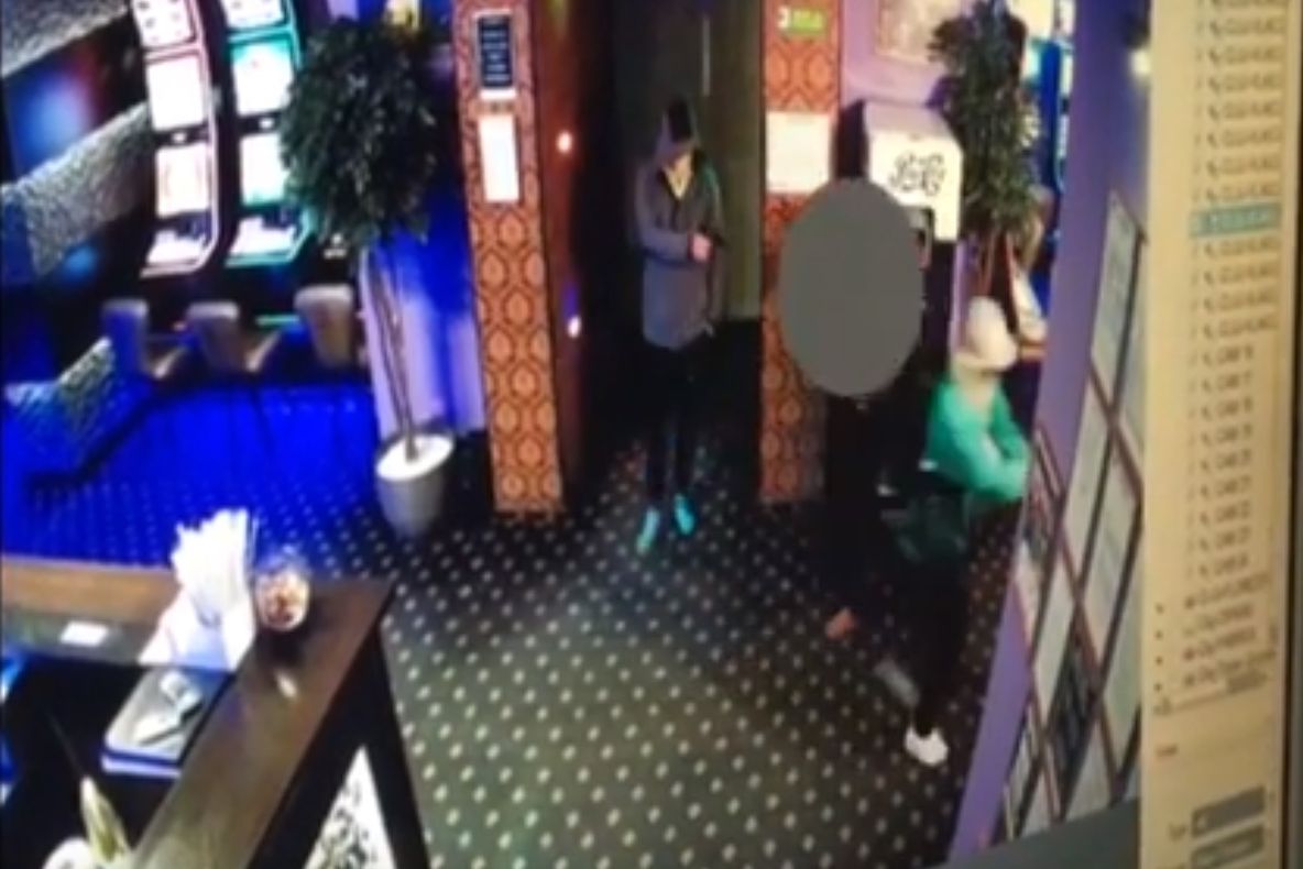 Jaf armat într-o sală de jocuri din Cluj-Napoca (VIDEO CAMERE SUPRAVEGHERE)