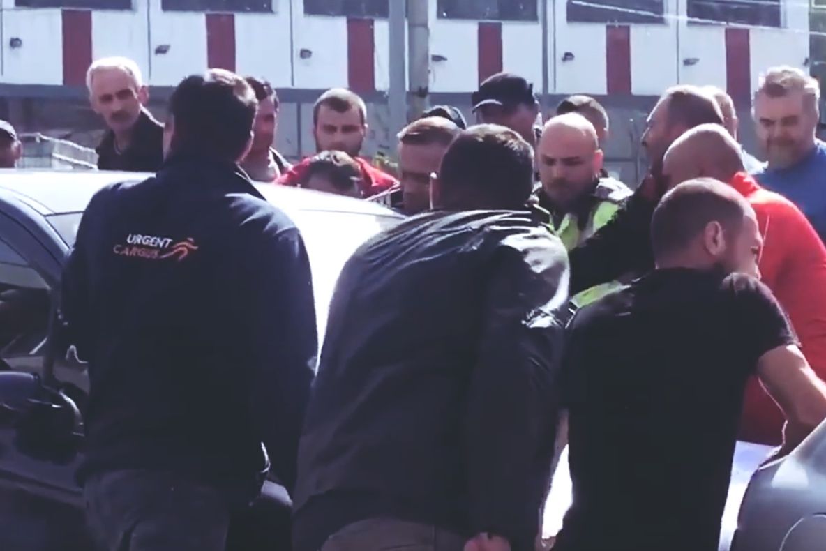 VIDEO | Poliţiştii pe urmele unui şofer beat care a lovit mai multe maşini! Acesta s-a baricadat în autoturism