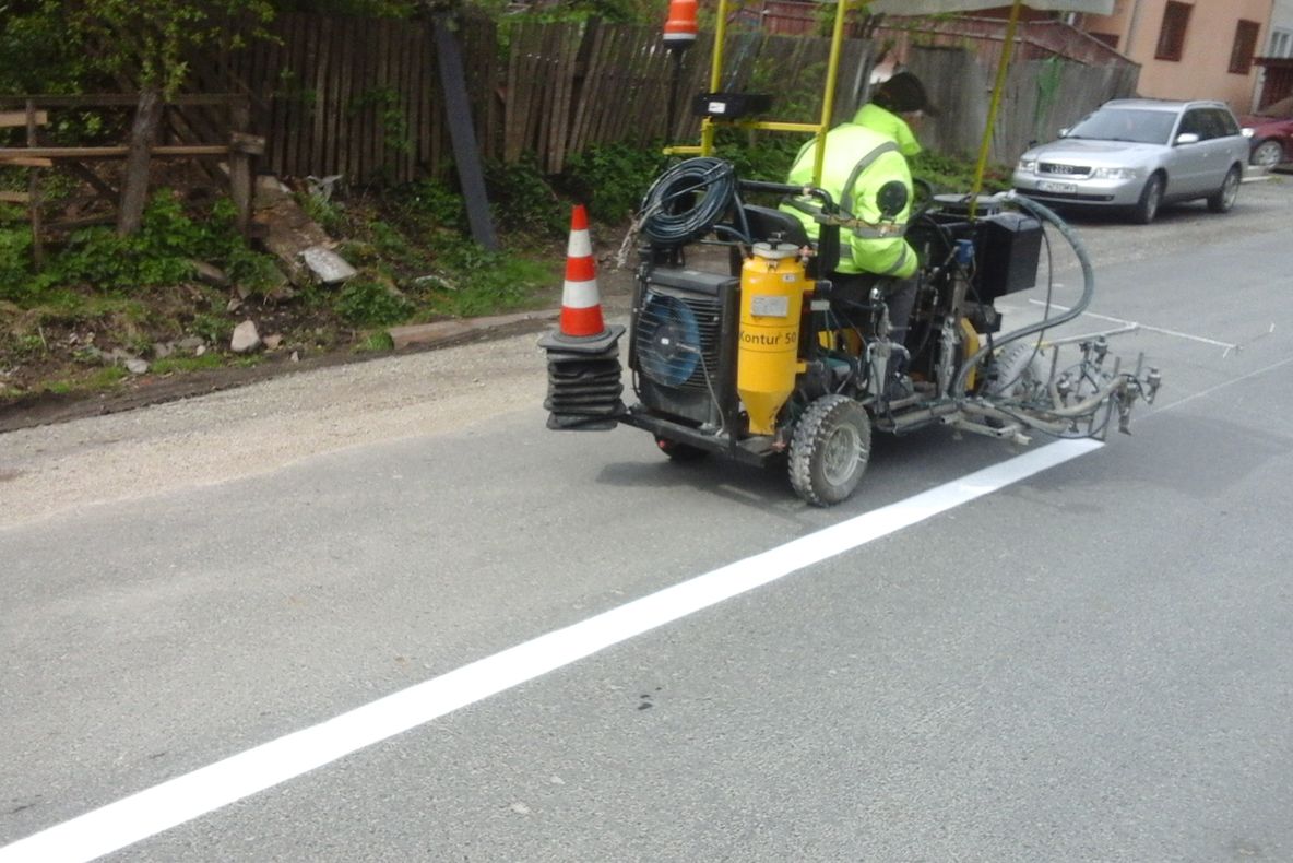 FOTO | Lucrări de marcaje rutiere pe mai multe drumuri județene, inclusiv pe coronamentul podurilor și podețelor