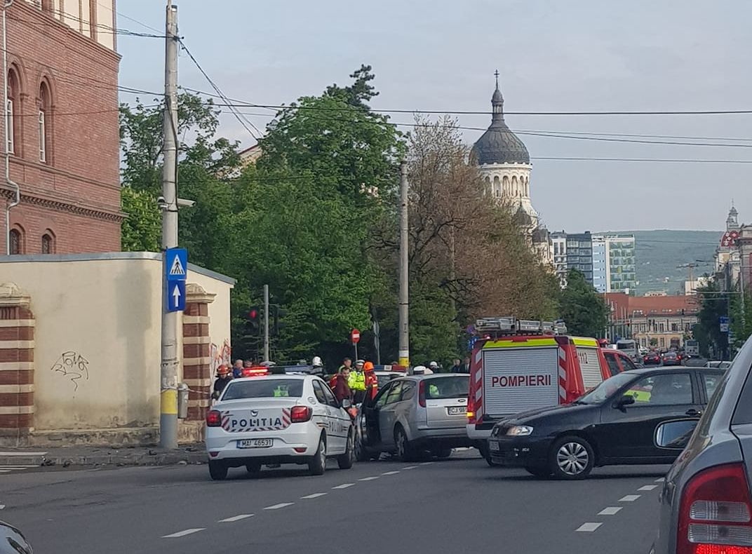 FOTO | Accident în Cluj! Un pieton a fost lovit de o maşină de poliţie