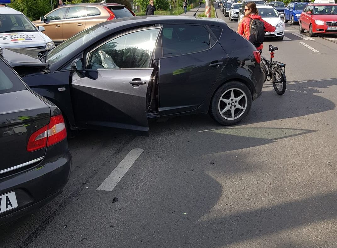 FOTO | Accident pe strada Salcâmului din Cluj! Doi pietoni au fost loviţi după impactul dintre două maşini