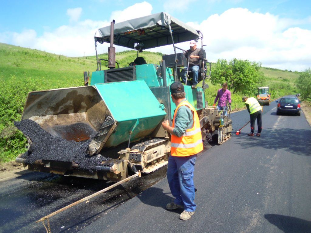 FOTO | Lucrările derulate pe drumul Gherla – Fizeșu Gherlii – Țaga – Geaca – DN16 au intrat în faza de asfaltare