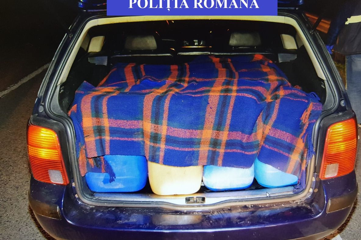 FOTO | Hoţi de motorină urmăriţi de poliţiştii clujeni pe câmp