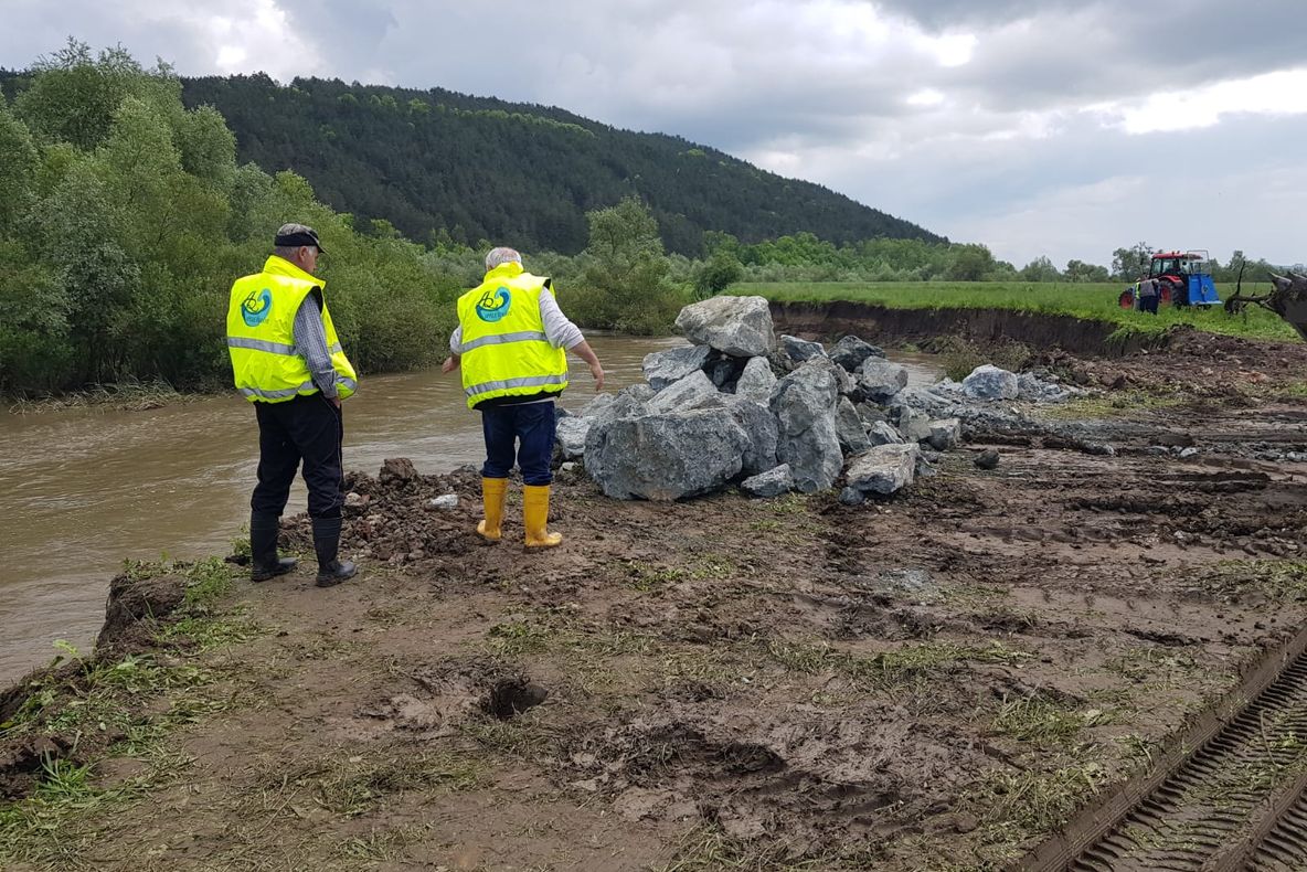 FOTO | Lucrări pentru stoparea eroziunii malului Someșului Mic, în zona conductei magistrale din localitatea Iclod