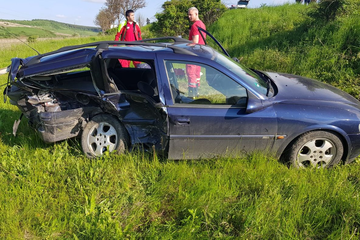 FOTO | Trei maşini implicate într-un grav accident rutier! Un autoturism a "zburat" în şanţ