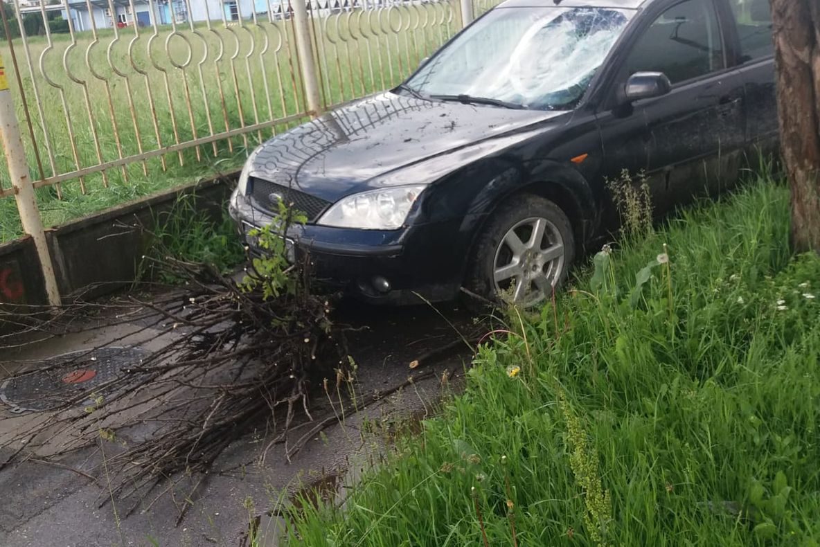 FOTO | Accident în Cluj! Un pieton a fost lovit de o maşină chiar pe trecere