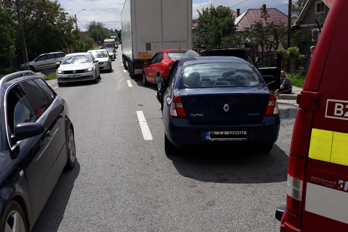 FOTO | Accident în lanţ în Urişor! Neatenţia a băgat un om în spital