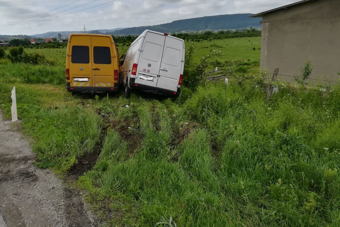 FOTO | Accident în Căşeiu! Impact între două autoutilitare