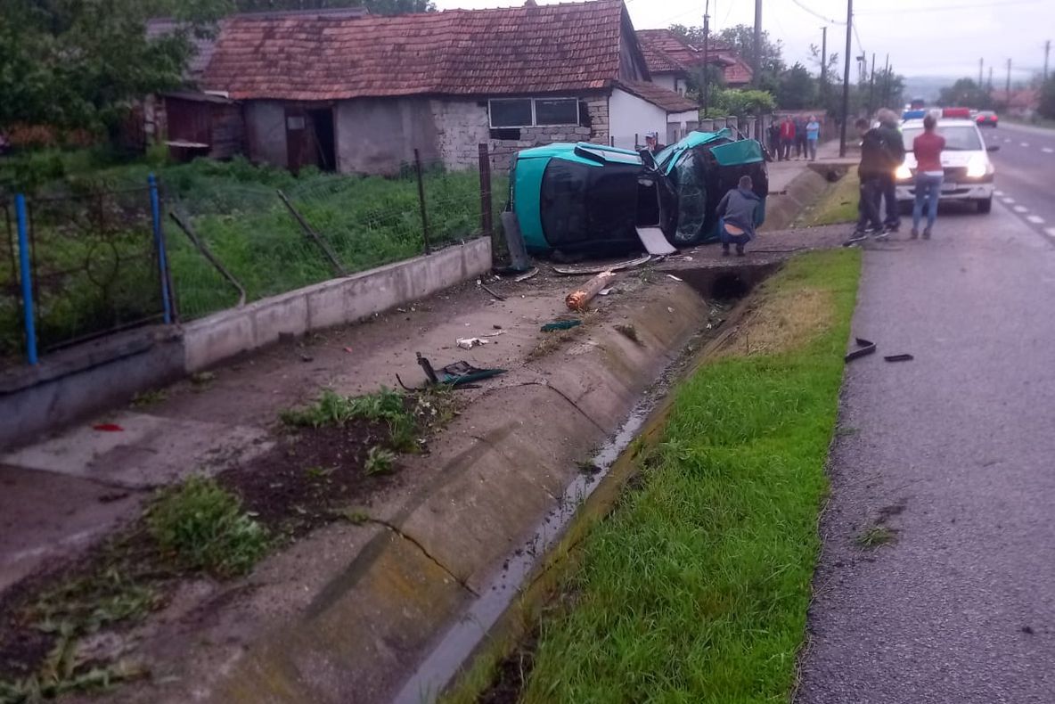 FOTO | Accident pe DN1C! Un tânăr din Iclod şi-a făcut praf BMW-ul